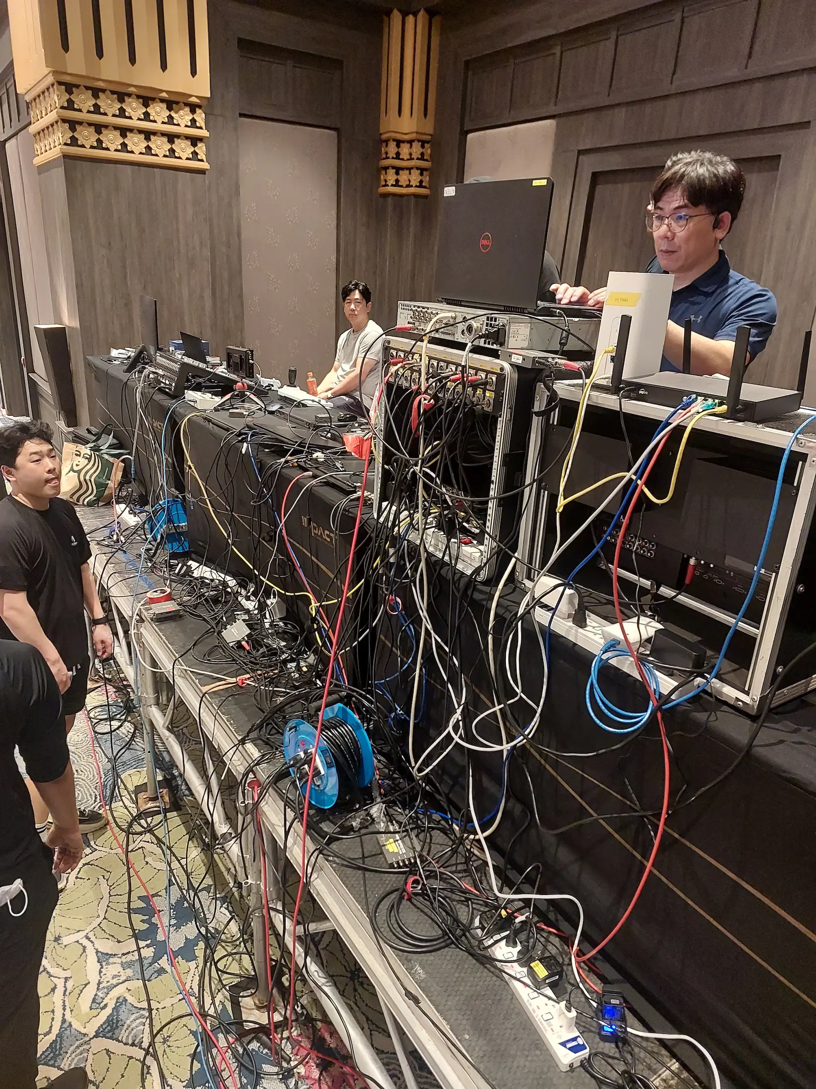 เบื้องหลังความซับซ้อนของการเดินสายสัญญาณและเซ็ตอัพระบบควบคุมภาพและเสียง เพื่อความพร้อมสูงสุดในงานสัมมนา