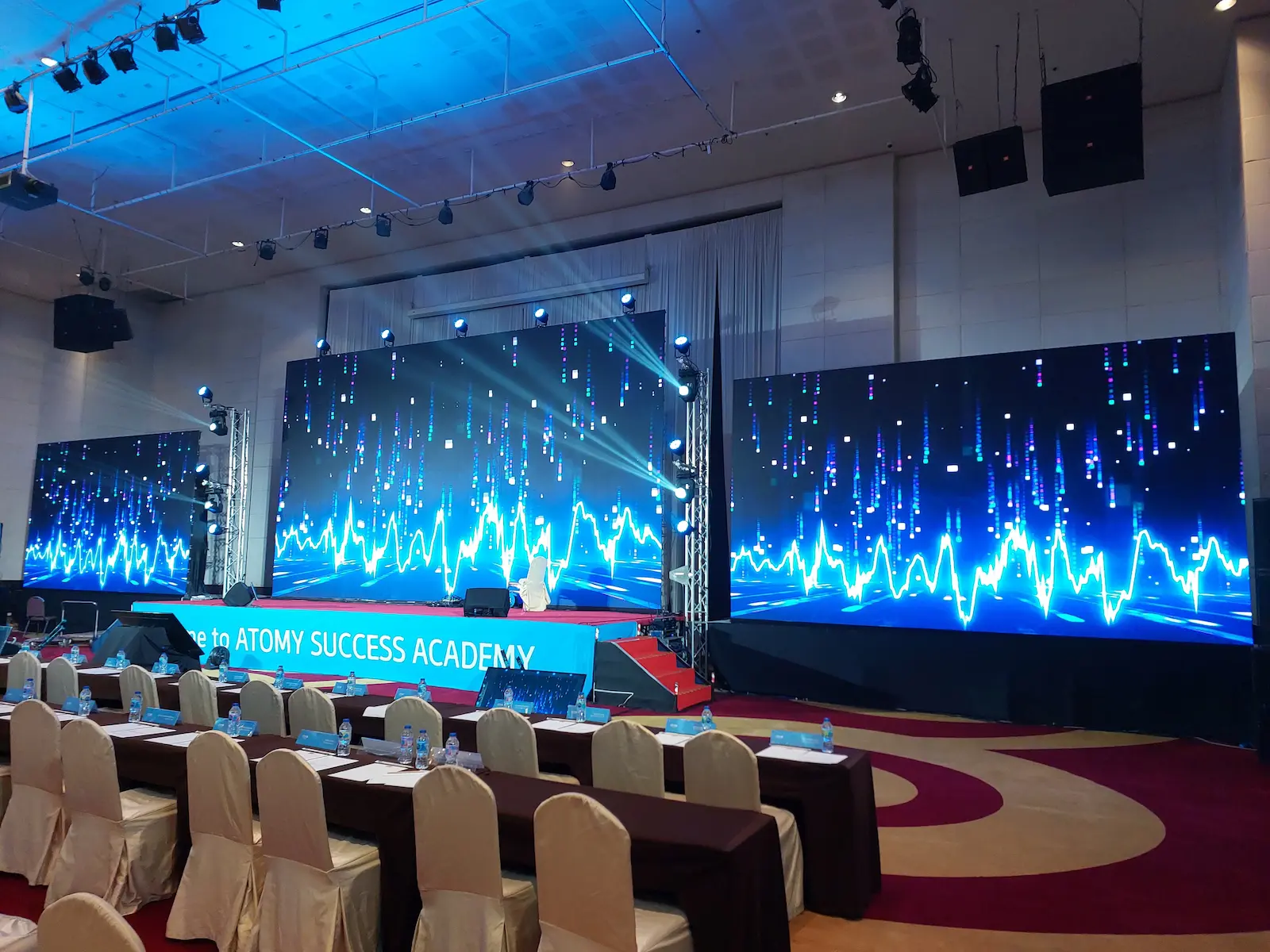 การทดสอบความคมชัดของระบบจอ LED ขนาดใหญ่บนเวที และระบบแสงสี (Lighting) ในงานสัมมนา Atomy Success Academy