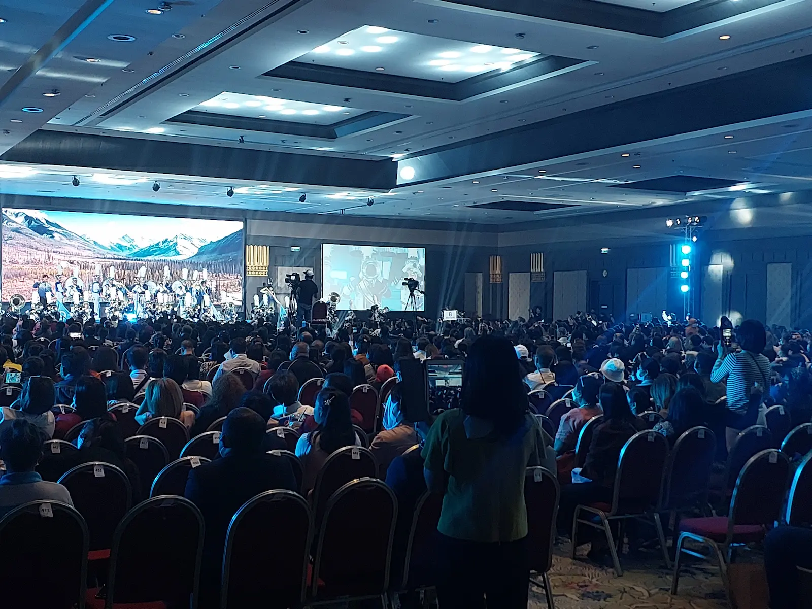 บรรยากาศผู้เข้าร่วมงานสัมมนารับชมการแสดงโชว์วงโยธวาทิตบนเวที พร้อมระบบโปรดักชั่นที่รองรับโชว์สเกลใหญ่