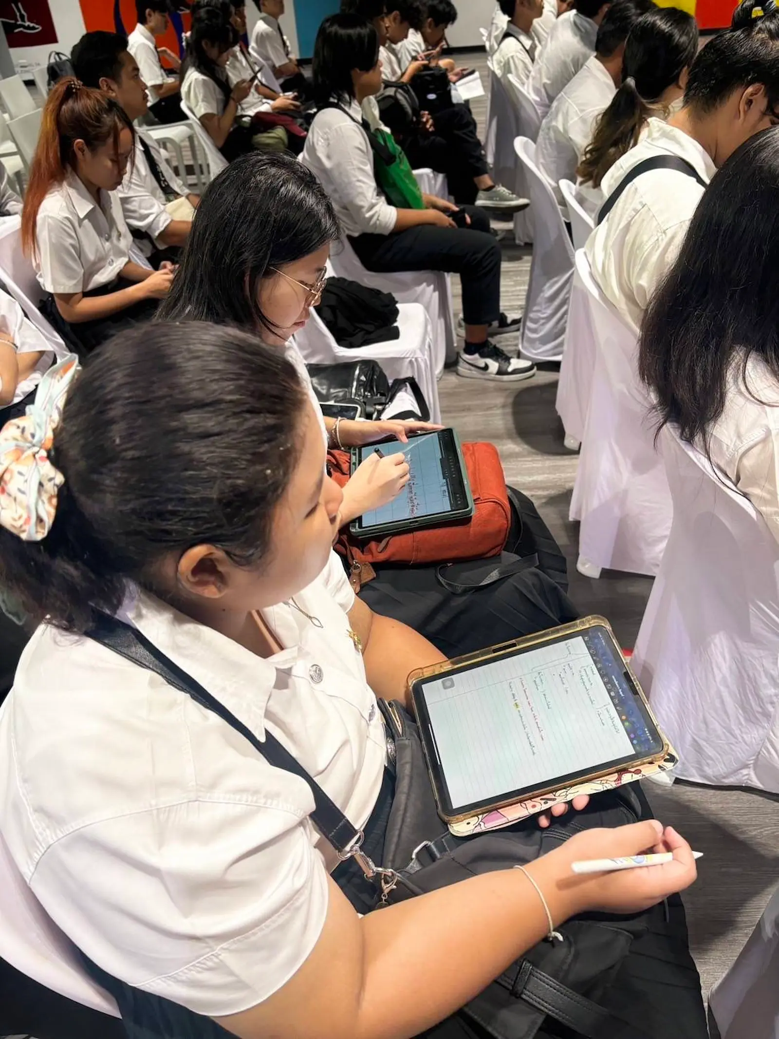 บรรยากาศทนักศึกษาจดบันทึกและเปิดรับความรู้ใหม่ ระหว่างการศึกษาดูงานระบบการปฏิบัติงานอีเวนต์แบบมืออาชีพ