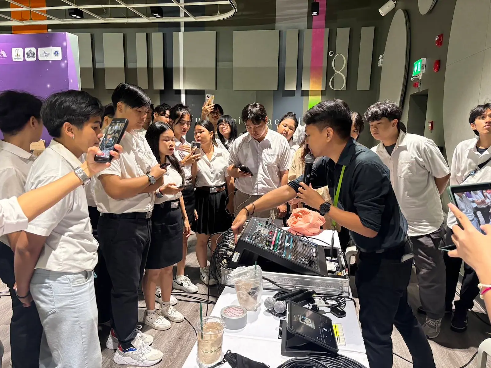 วิทยากรสาธิตและสอนการใช้งานระบบเสียง (Sound System) และมิกเซอร์ดิจิทัล ให้นักศึกษาได้เรียนรู้อุปกรณ์มาตรฐานระดับสากล