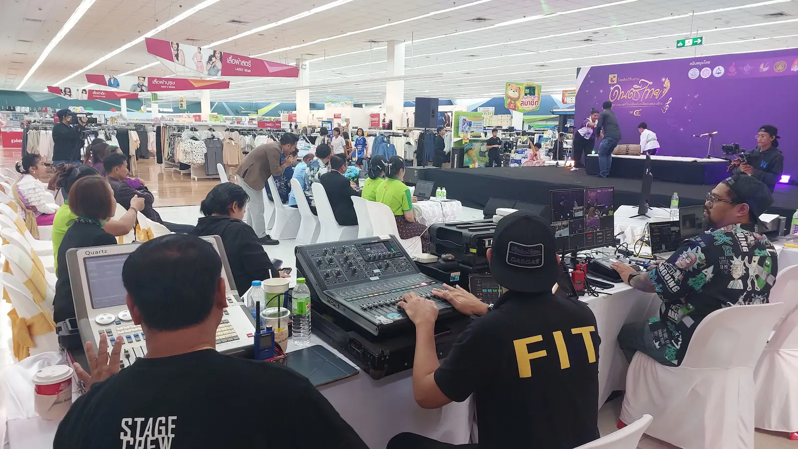 ทีมงาน Pro Cluster ควบคุมระบบแสงและเสียงบน Control Desk สำหรับงานประกวดดนตรีไทย