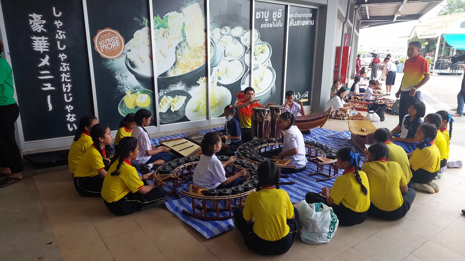 นักดนตรีเยาวชนซักซ้อมก่อนขึ้นเวทีประกวดดนตรีไทย Big C 5 ภาค