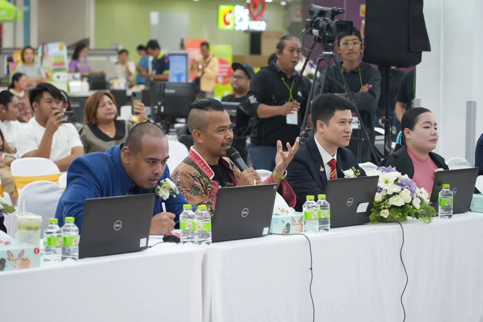 คณะกรรมการผู้ทรงคุณวุฒิให้คะแนนและคำแนะนำแก่ผู้เข้าประกวดดนตรีไทย Big C