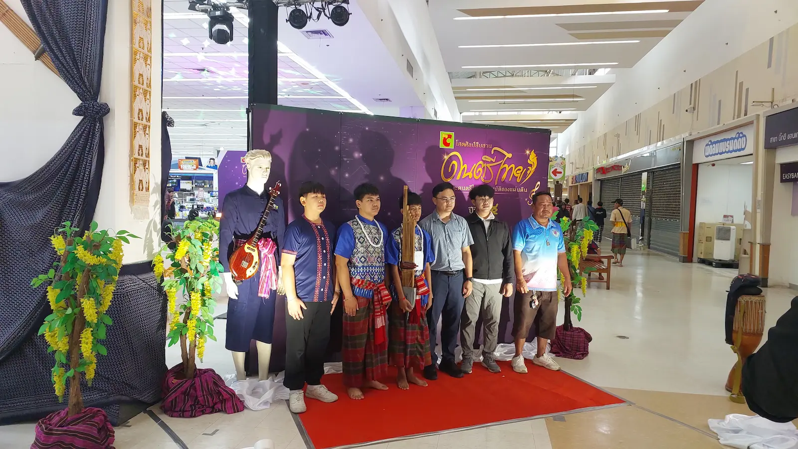 ถ่ายภาพที่ระลึกร่วมกันหลังการประกวดดนตรีไทย Big C 5 ภาค โดย Pro Cluster