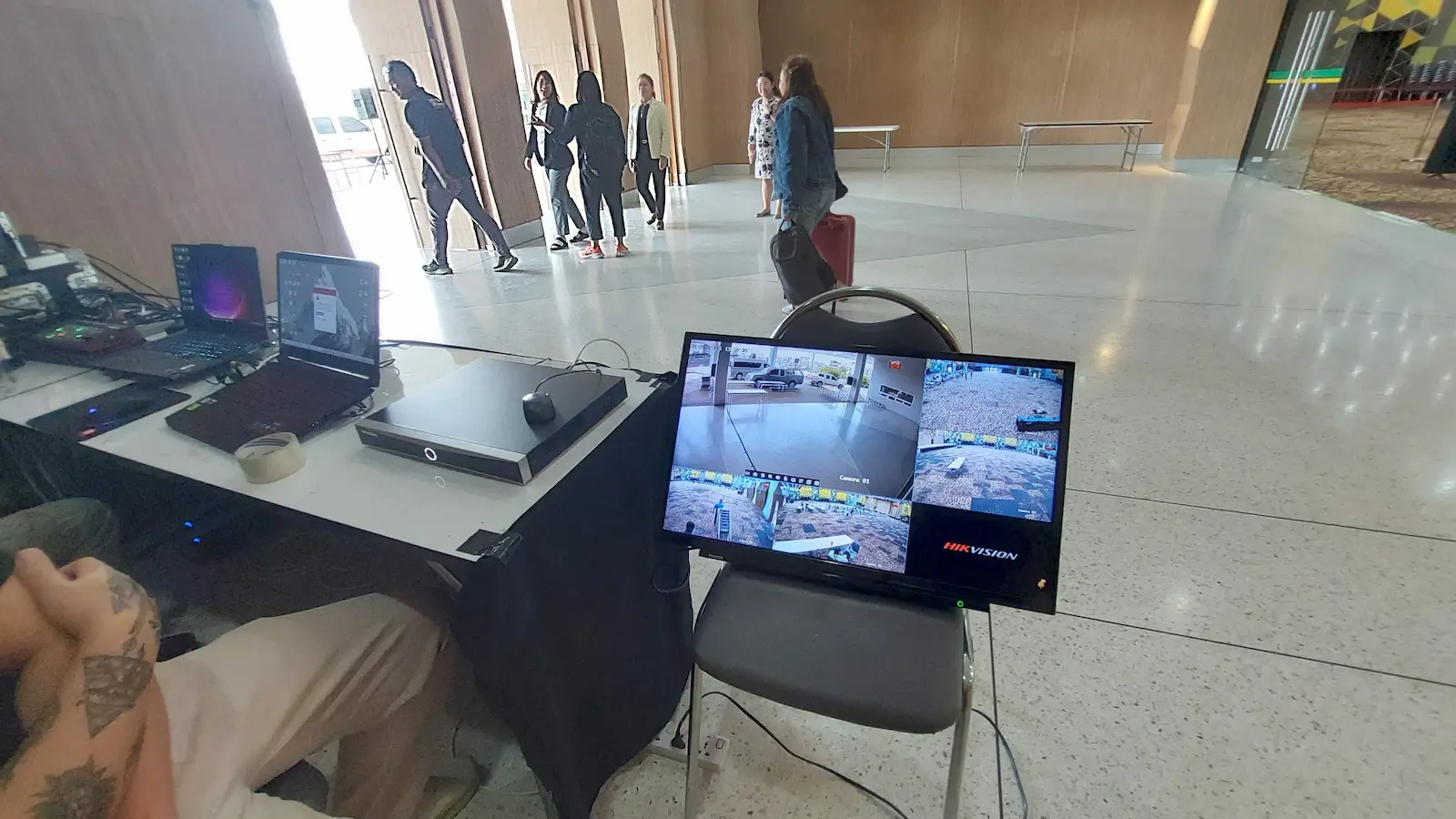 ห้องควบคุม CCTV พร้อมระบบ Hikvision NVR สำหรับ Monitor งาน Event