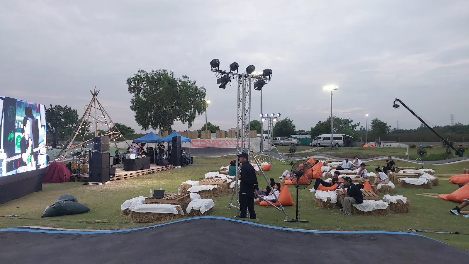 ระบบแสงเวทีกลางแจ้งและพื้นที่นั่งชมสำหรับผู้เข้าร่วมงาน ESC Park