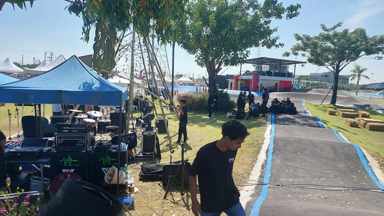 ทีมงาน Pro Cluster เตรียมความพร้อมเวทีกลางแจ้งสำหรับ ESC Park Event