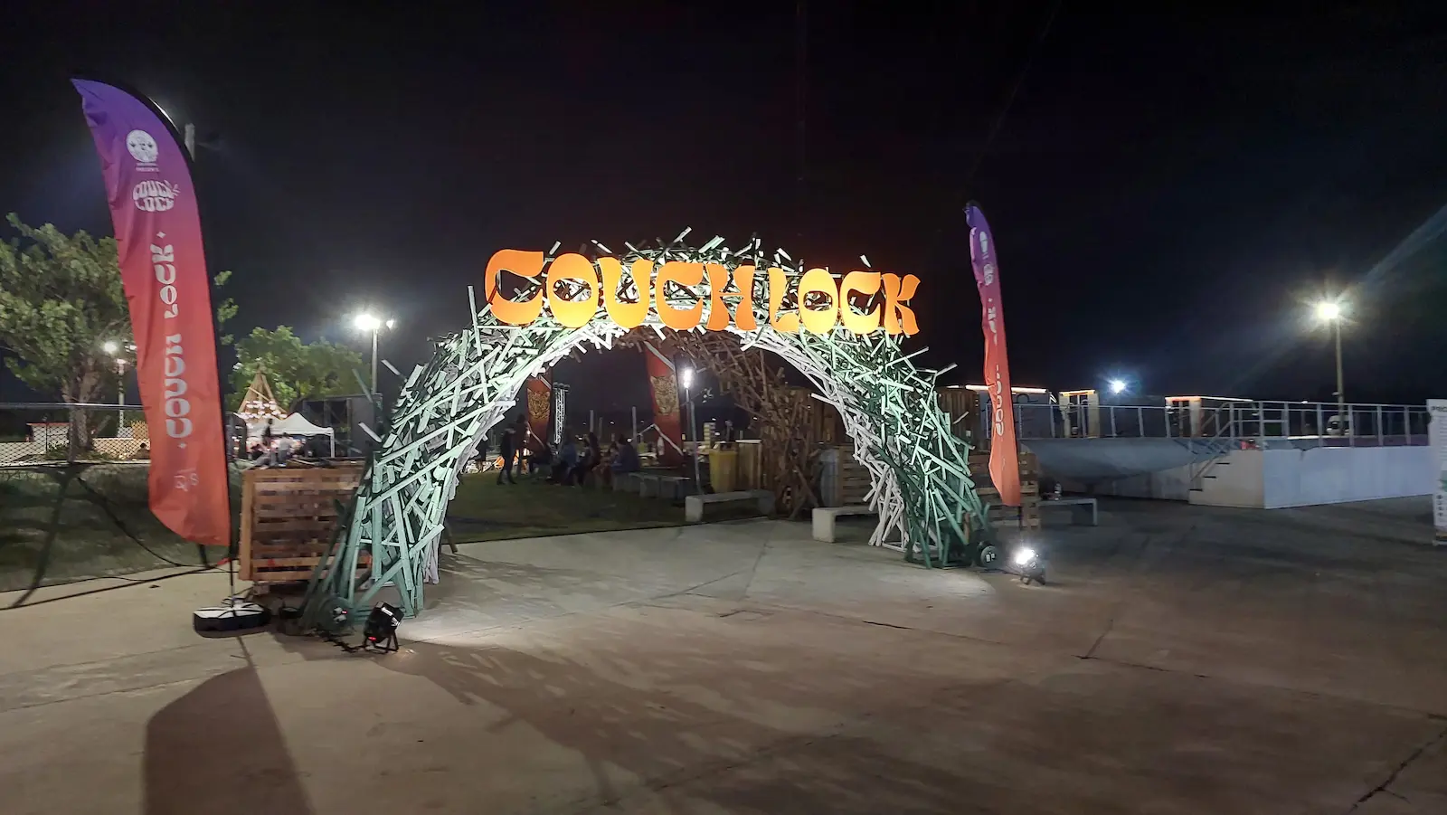 ประตูทางเข้างาน Couch Lock พร้อมระบบแสงไฟประดับอลังการ ESC Park