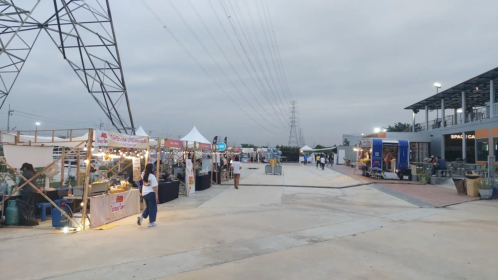 การจัดบูธอาหารและร้านค้าในงานเทศกาลดนตรี ESC Park