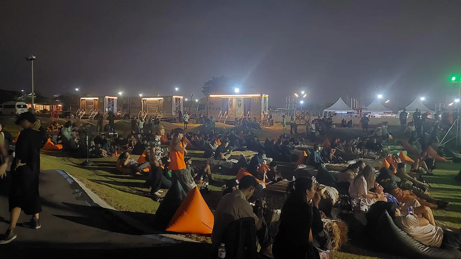 บรรยากาศผู้ชมพักผ่อนและเพลิดเพลินในงานเทศกาลดนตรีกลางคืน ESC Park