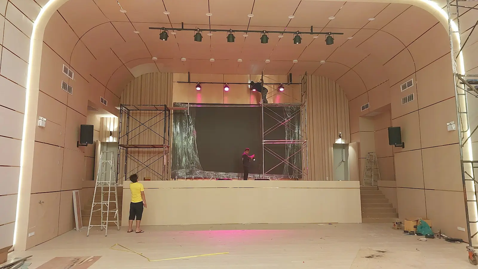 การติดตั้งระบบแสงเวที (Stage Lighting) ในห้อง Ballroom โรงแรม