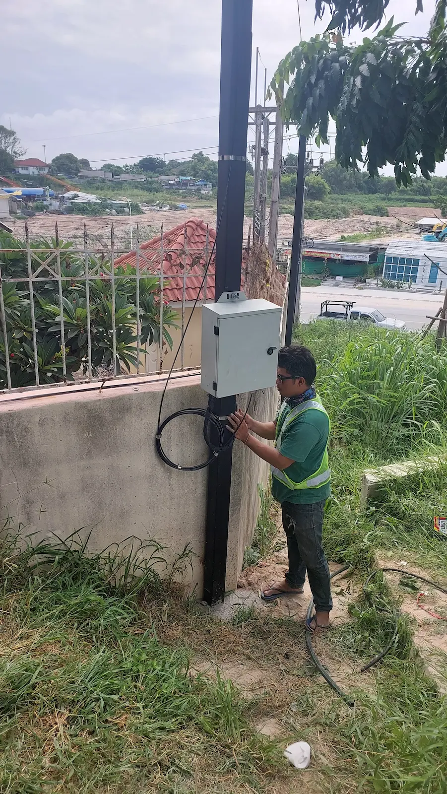การเดินสาย Fiber Optic เข้าสู่ห้อง Server Room ของโรงแรม