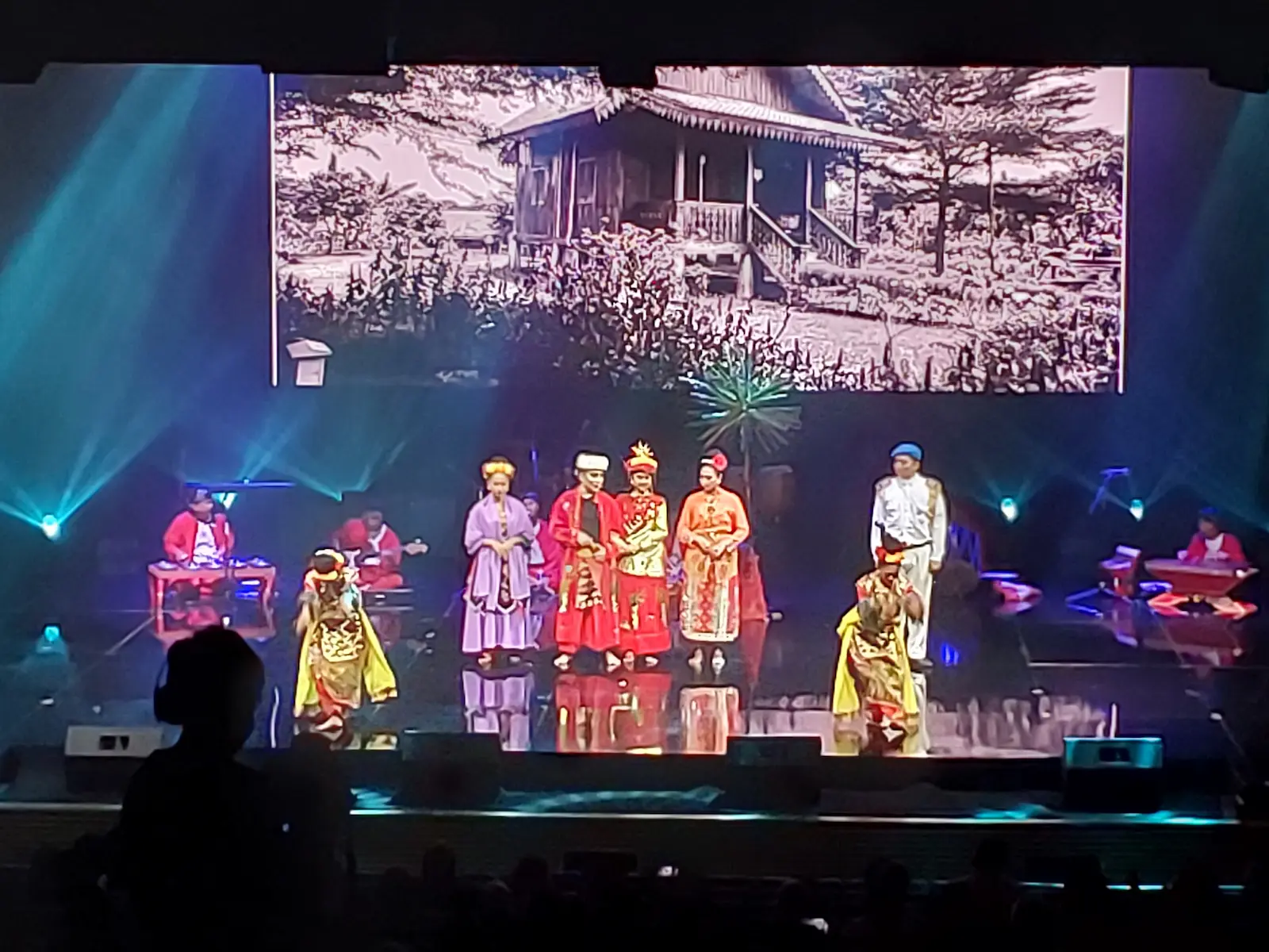การแสดงวัฒนธรรมอินโดนีเซียบนเวทีพร้อมฉากหลังจอ LED ขนาดใหญ่