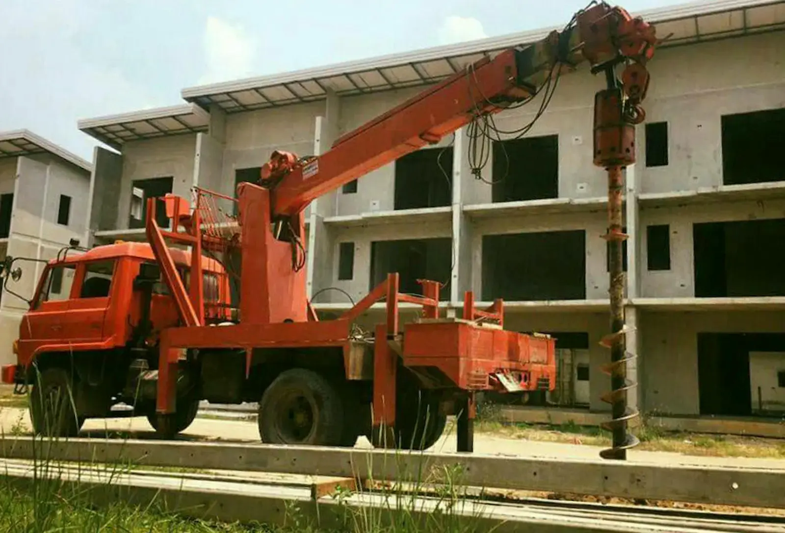 การเจาะหลุมเสาไฟฟ้าในพื้นที่ก่อสร้างด้วยรถเครนขนาดใหญ่