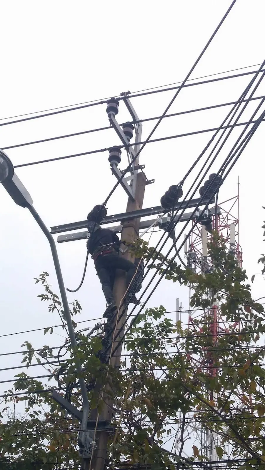 ช่างเทคนิคติดตั้งสายไฟฟ้าแรงสูง (High Voltage Power Line) บนเสาไฟฟ้า