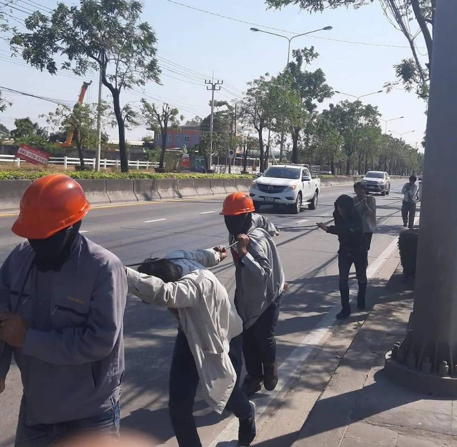 การดึงสาย Fiber Optic ในระดับถนน สำหรับงานติดตั้งระบบเครือข่ายภายนอกอาคาร