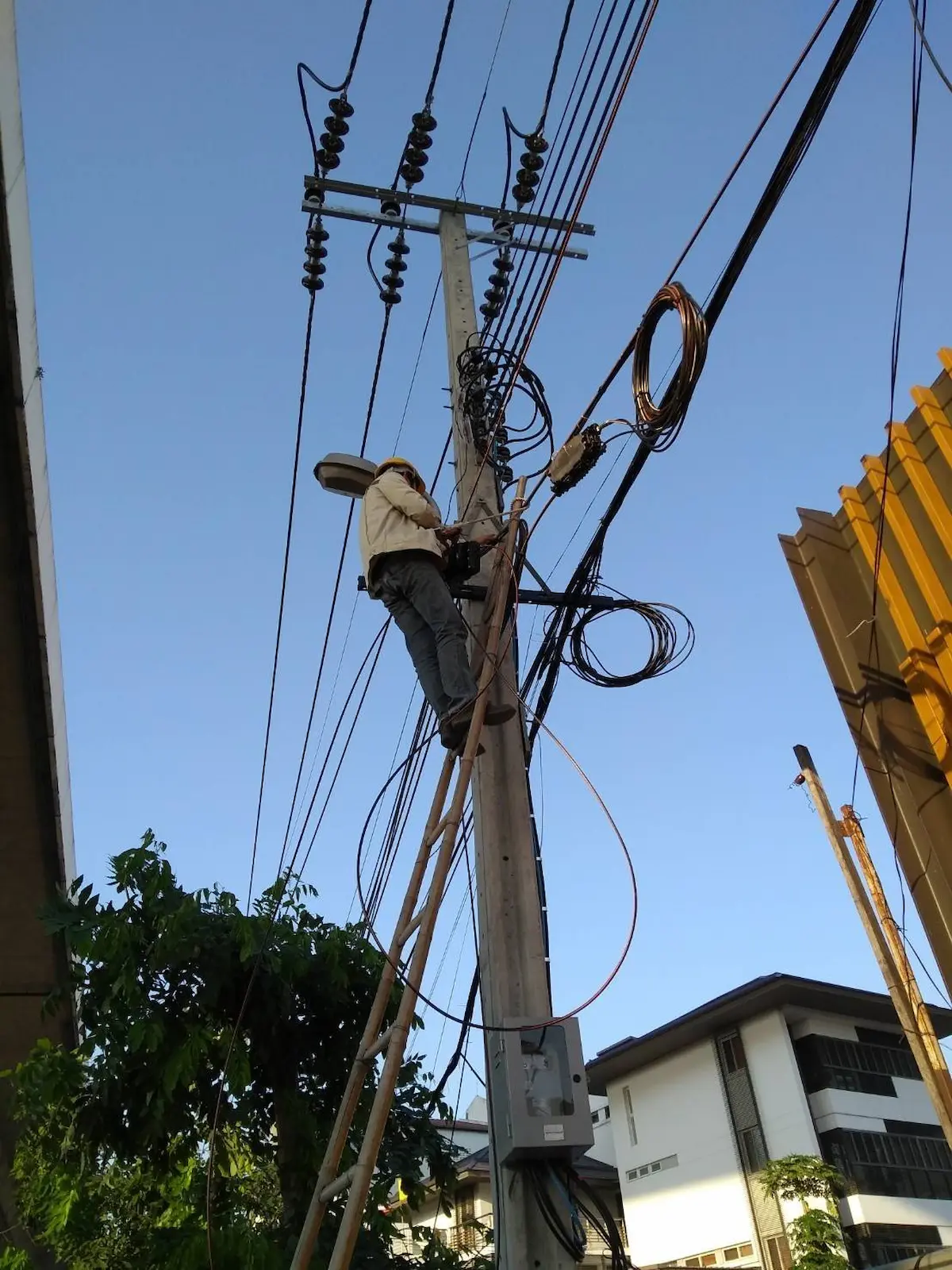 การติดตั้งสาย Fiber Optic บนเสาไฟฟ้า สำหรับระบบเครือข่ายภายนอก