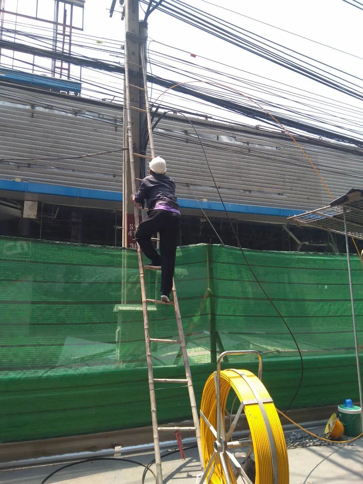 การเดินสายและติดตั้ง Fiber Optic ในพื้นที่ก่อสร้างตามมาตรฐานวิศวกรรม