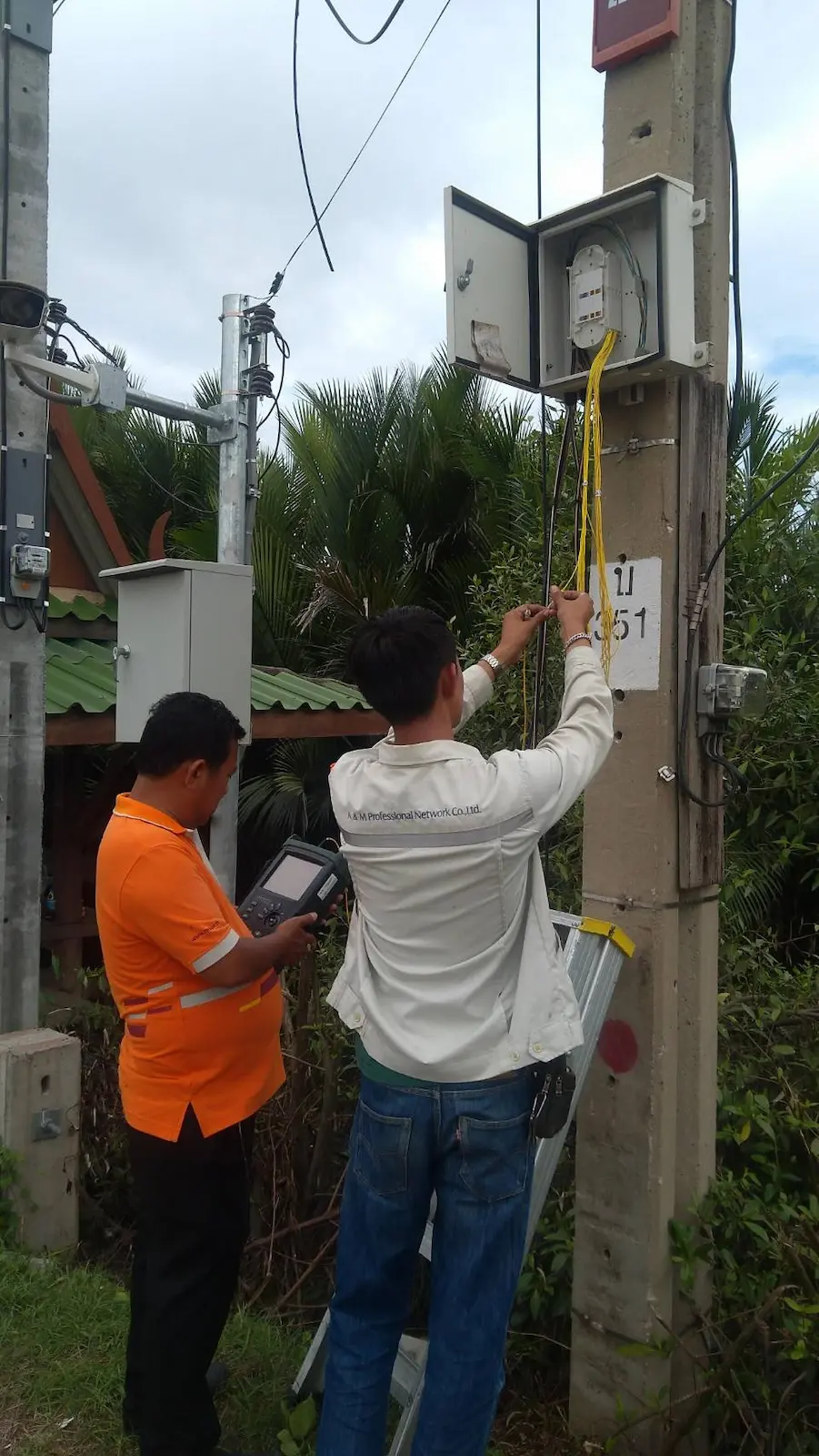 การทดสอบสาย Fiber Optic ด้วยเครื่อง OTDR บนเสาไฟฟ้า