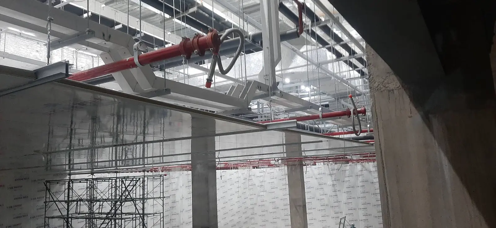 การติดตั้ง Cable Tray และ Wireway บนเพดาน สำหรับระบบสายสัญญาณภายในอาคาร